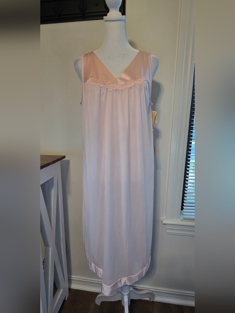 Vanity Fair NWT Women’s Light Pink Nightgowm Size Medium